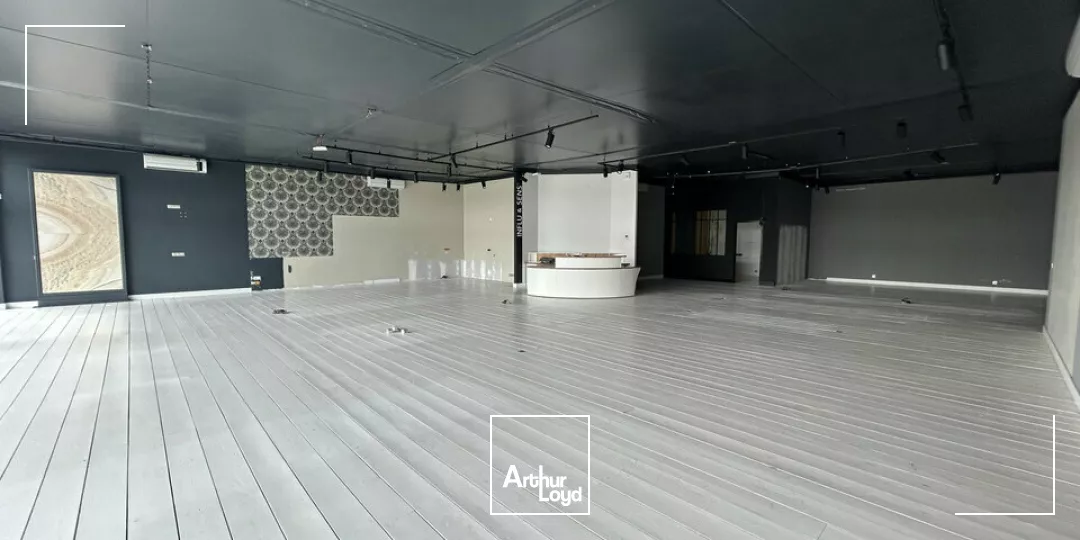 A LOUER - LOCAL COMMERCIAL 750 M² À LOUER AVEC FORTE VISIBILITÉ SUR AXE TRÈS PASSANT