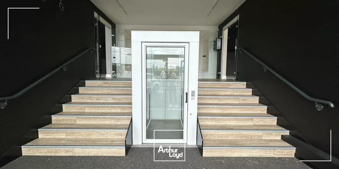 A LOUER - LOCAL COMMERCIAL 750 M² À LOUER AVEC FORTE VISIBILITÉ SUR AXE TRÈS PASSANT