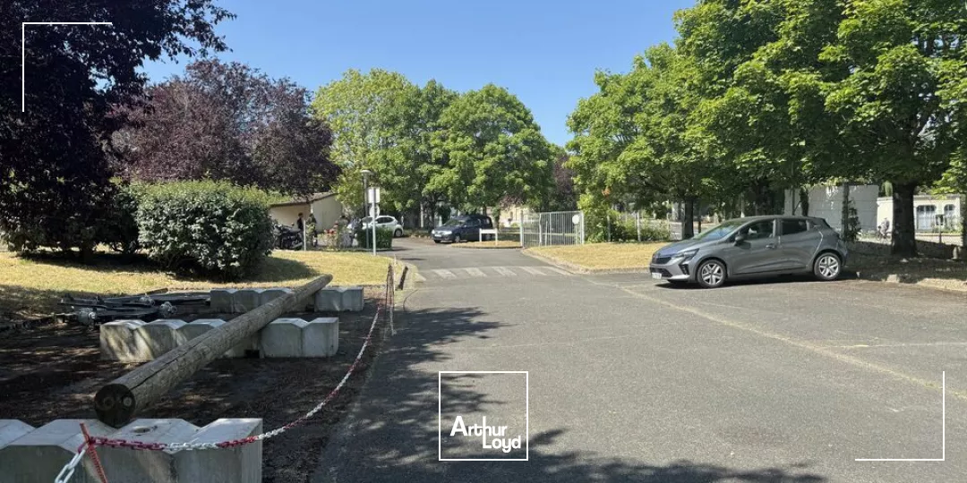 CHINON - A VENDRE BUREAUX DE 1 129 M² AVEC TERRAIN DIVISIBLE DE 12 236 M²