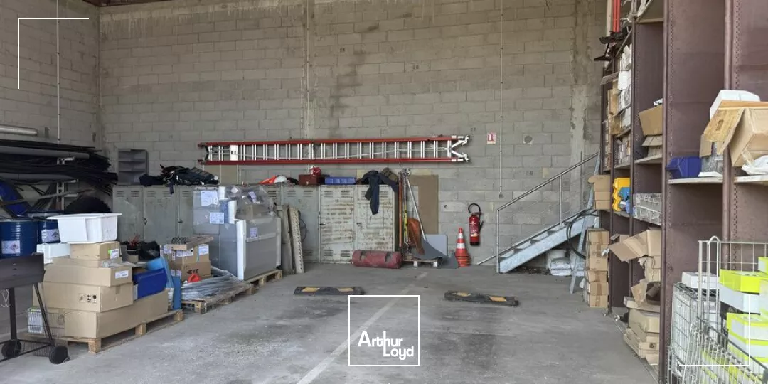 CHINON - A VENDRE BUREAUX DE 1 129 M² AVEC TERRAIN DIVISIBLE DE 12 236 M²