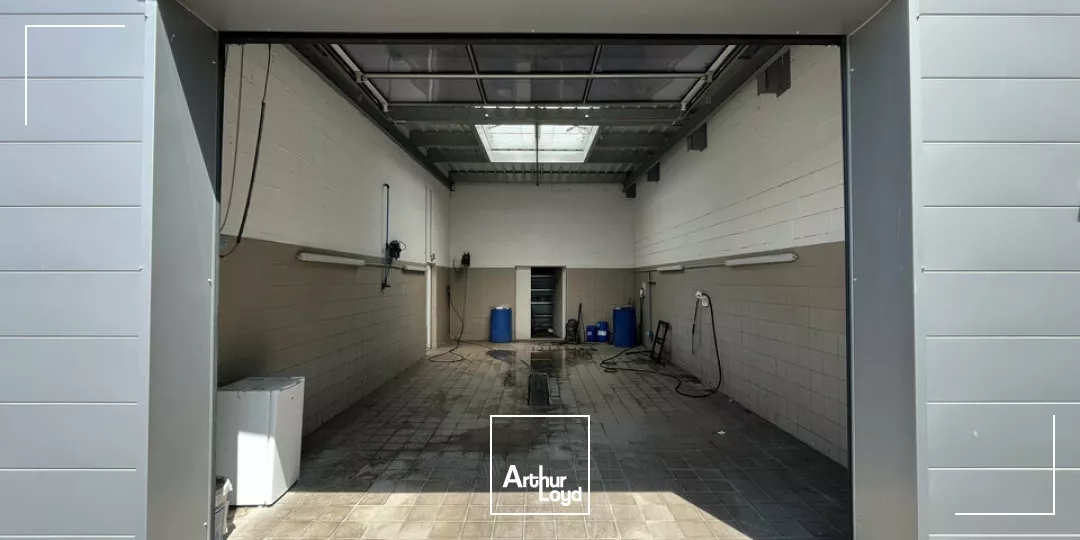 A VENDRE ENTRÉE DE VILLE - SITE EXCEPTIONNEL - LOCAUX COMMERCIAUX ET D'ACTIVITÉ 1 400m2 