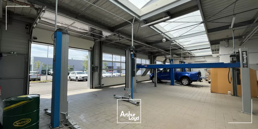 A VENDRE ENTRÉE DE VILLE - SITE EXCEPTIONNEL - LOCAUX COMMERCIAUX ET D'ACTIVITÉ 1 400m2 