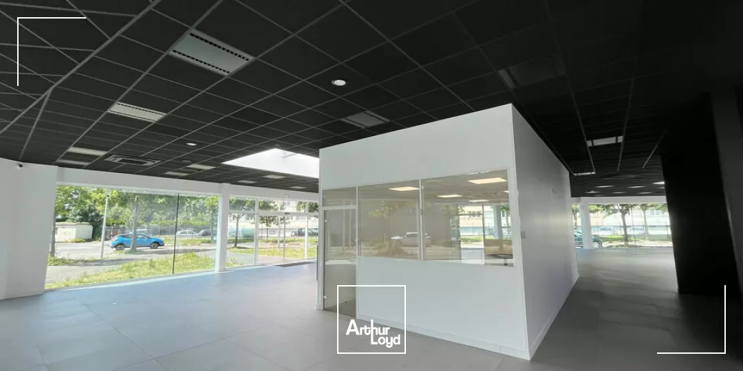 A VENDRE ENTRÉE DE VILLE - SITE EXCEPTIONNEL - LOCAUX COMMERCIAUX ET D'ACTIVITÉ 1 400m2 