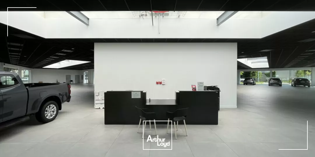 A VENDRE ENTRÉE DE VILLE - SITE EXCEPTIONNEL - LOCAUX COMMERCIAUX ET D'ACTIVITÉ 1 400m2 