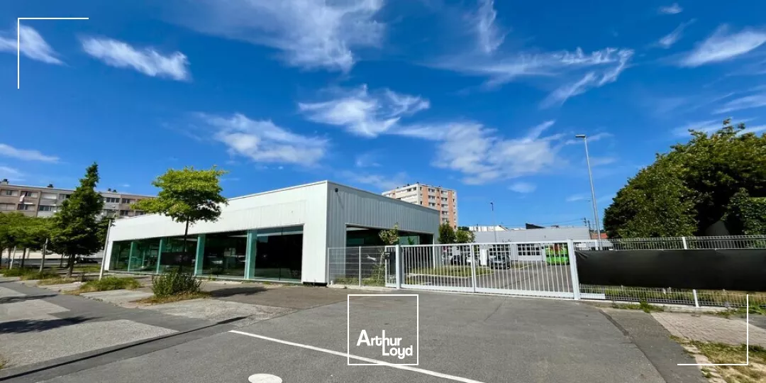 A VENDRE ENTRÉE DE VILLE - SITE EXCEPTIONNEL - LOCAUX COMMERCIAUX ET D'ACTIVITÉ 1 400m2 