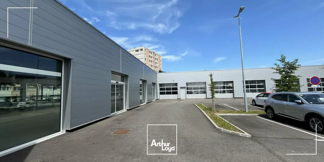 A VENDRE ENTRÉE DE VILLE - SITE EXCEPTIONNEL - LOCAUX COMMERCIAUX ET D'ACTIVITÉ 1 400m2 