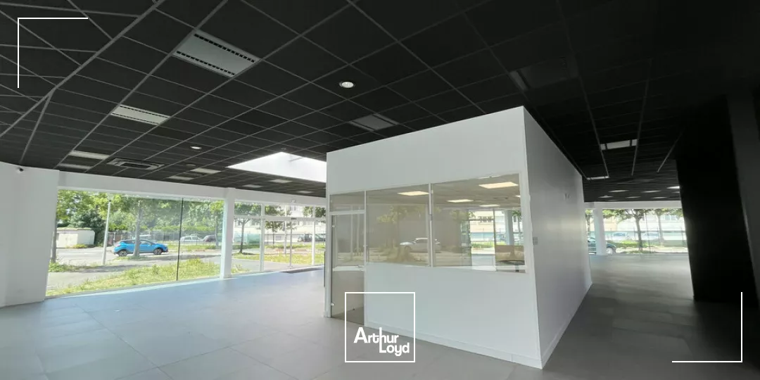 A LOUER ENTRÉE DE VILLE - SITE EXCEPTIONNEL - LOCAUX COMMERCIAUX ET D'ACTIVITÉ 1 400m2 