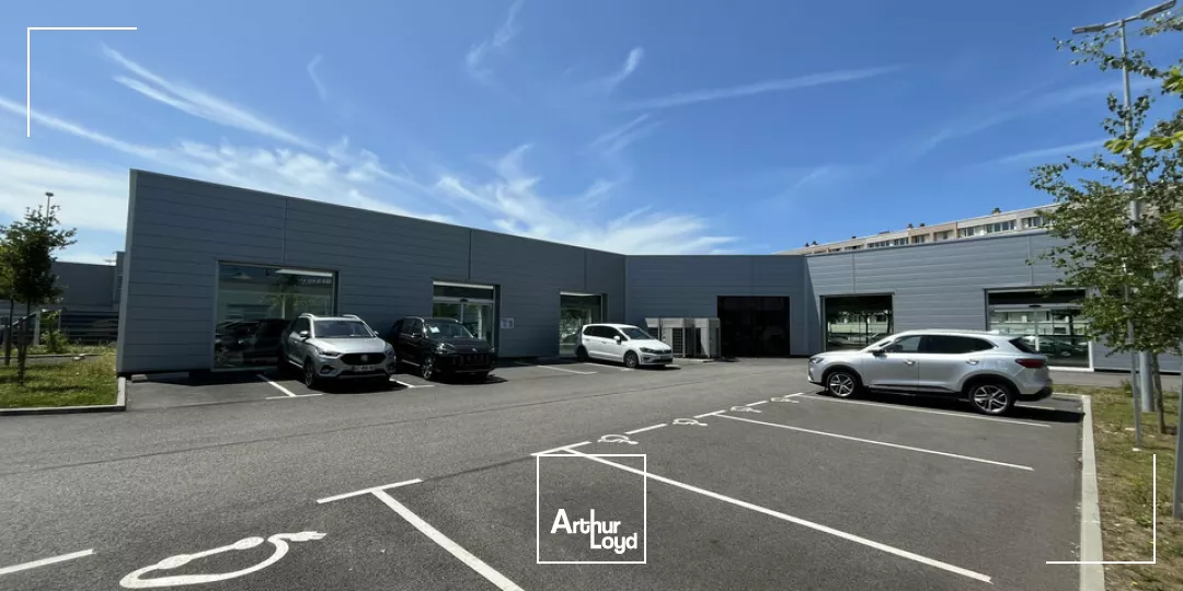 A LOUER ENTRÉE DE VILLE - SITE EXCEPTIONNEL - LOCAUX COMMERCIAUX ET D'ACTIVITÉ 1 400m2 