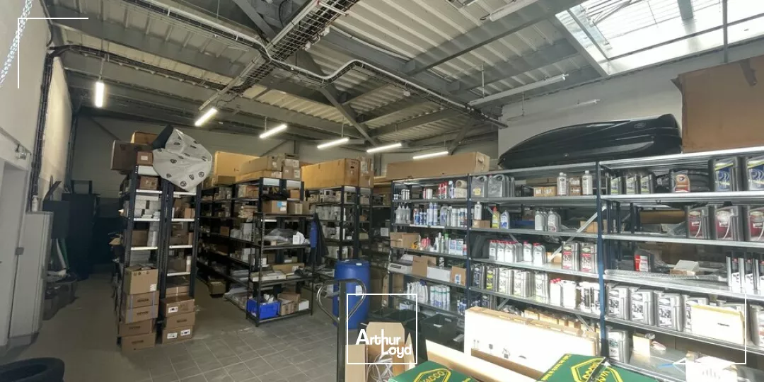 A VENDRE ENTRÉE DE VILLE - SITE EXCEPTIONNEL - LOCAUX COMMERCIAUX ET D'ACTIVITÉ 1 400m2 