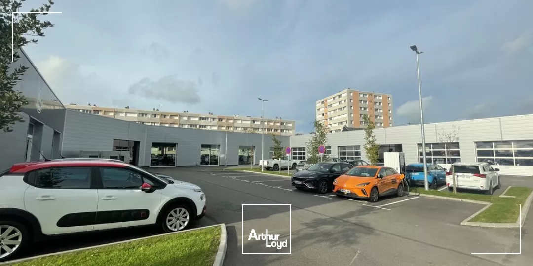 A VENDRE ENTRÉE DE VILLE - SITE EXCEPTIONNEL - LOCAUX COMMERCIAUX ET D'ACTIVITÉ 1 400m2 
