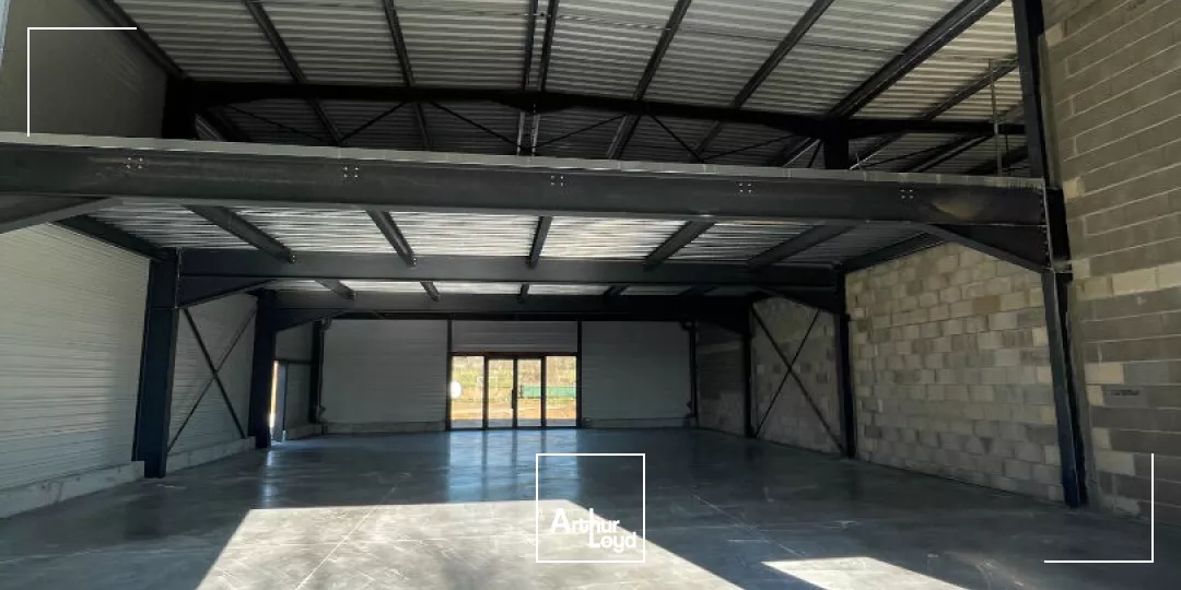 Cellules commerciales 430 m², avec 250 m² de surface de vente + grand parking