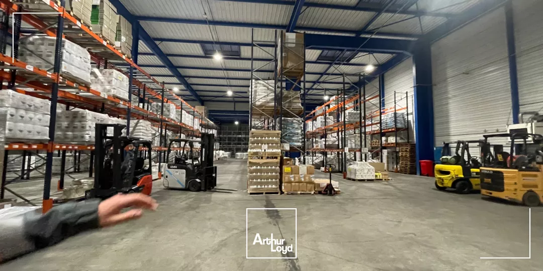 A VENDRE - ENTREPÔTS / LOCAUX D'ACTIVITÉ INDEPENDANT - 9 732 M2 - LAON.