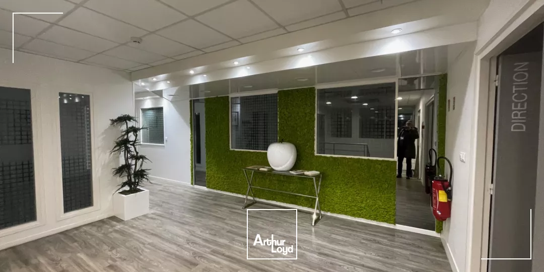 A VENDRE - ENTREPÔTS / LOCAUX D'ACTIVITÉ INDEPENDANT - 9 732 M2 - LAON.