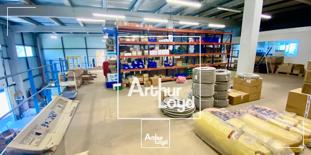 Local d'activité à louer Montpellier - 970 m² avec grande hauteur, bureaux climatisés et accès poids lourds