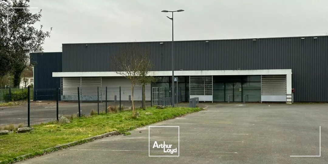 A LOUER LOCAL COMMERCIAL DE1 300 m² - BOUFFERE SECTEUR MONTAIGU 