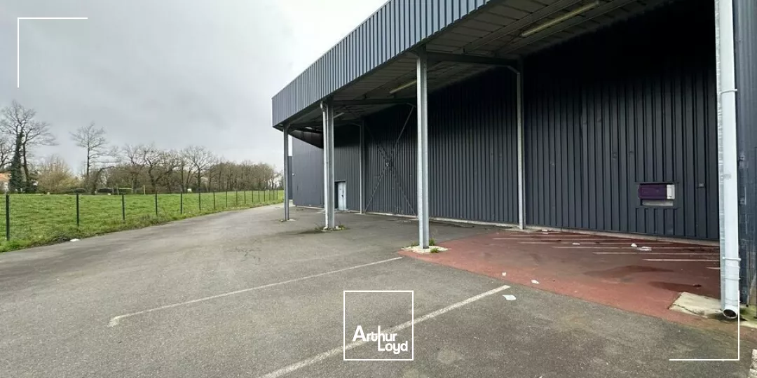 A LOUER LOCAL COMMERCIAL DE1 300 m² - BOUFFERE SECTEUR MONTAIGU 