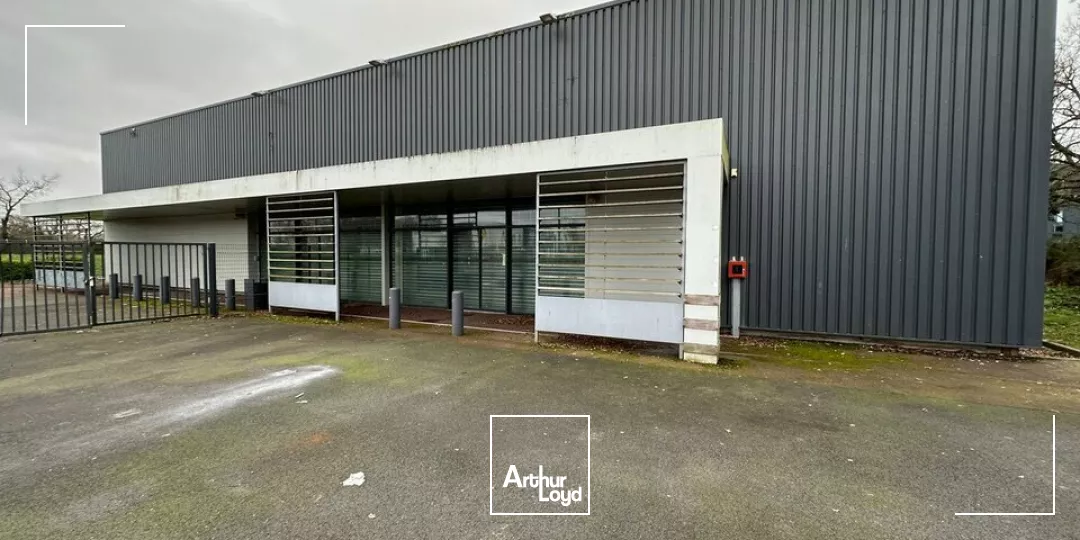A LOUER LOCAL COMMERCIAL DE1 300 m² - BOUFFERE SECTEUR MONTAIGU 