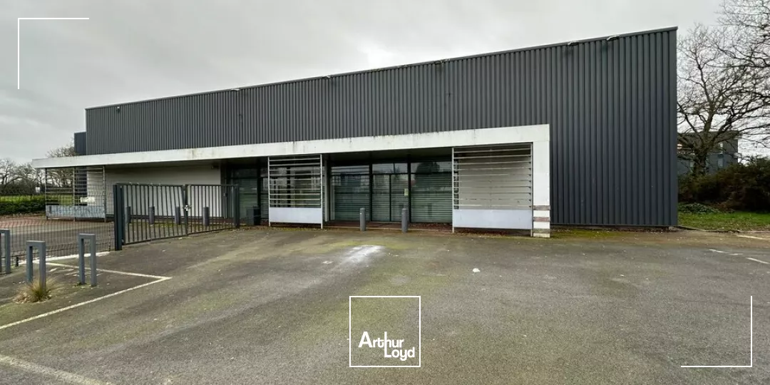 A LOUER LOCAL COMMERCIAL DE1 300 m² - BOUFFERE SECTEUR MONTAIGU 