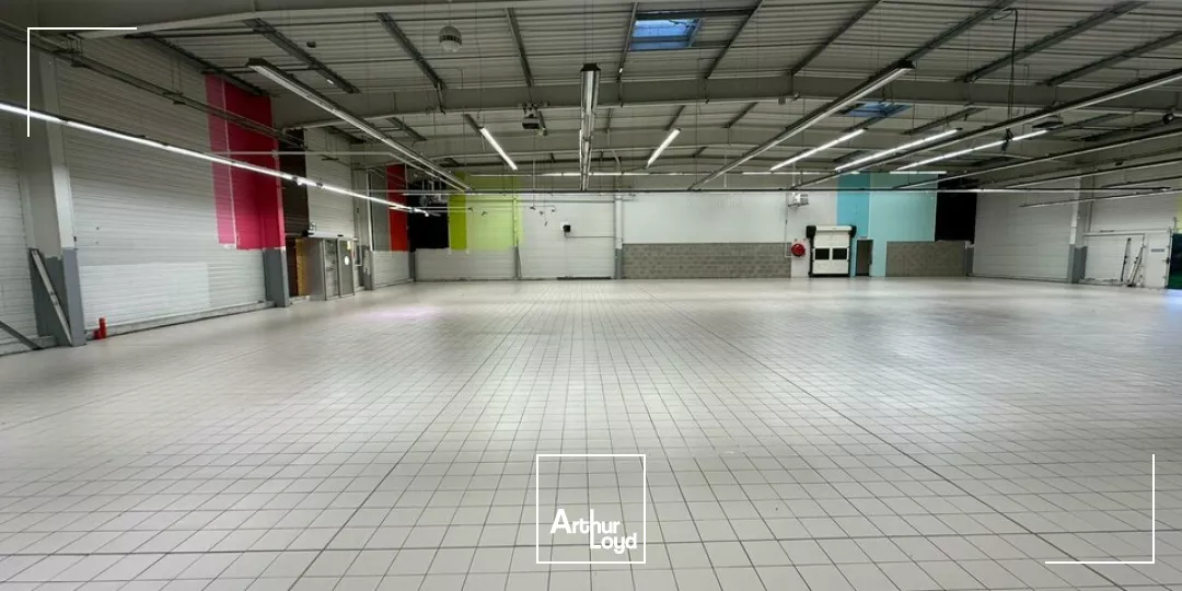 A LOUER LOCAL COMMERCIAL DE1 300 m² - BOUFFERE SECTEUR MONTAIGU 