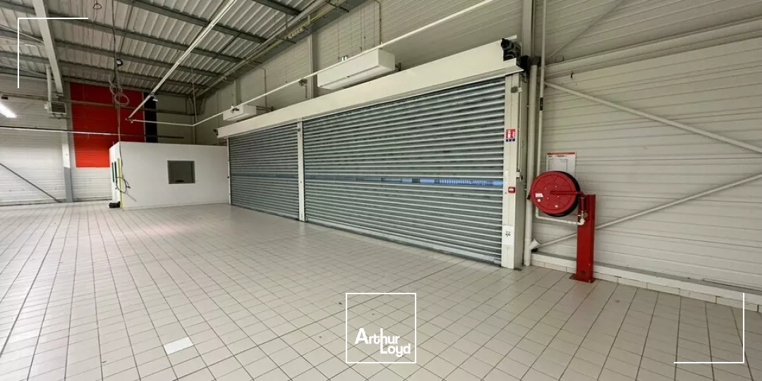 A LOUER LOCAL COMMERCIAL DE1 300 m² - BOUFFERE SECTEUR MONTAIGU 