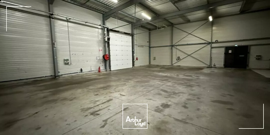 A LOUER LOCAL COMMERCIAL DE1 300 m² - BOUFFERE SECTEUR MONTAIGU 