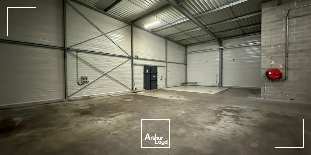 A LOUER LOCAL COMMERCIAL DE1 300 m² - BOUFFERE SECTEUR MONTAIGU 