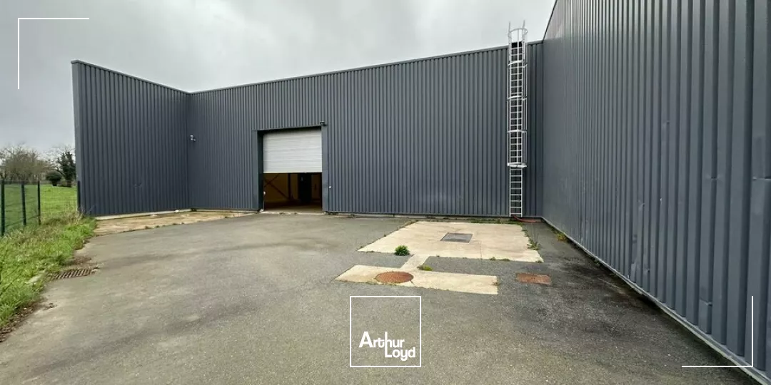 A LOUER LOCAL COMMERCIAL DE1 300 m² - BOUFFERE SECTEUR MONTAIGU 