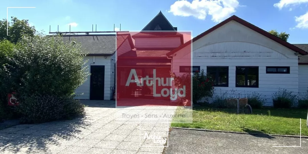 Local Commercial de 330 m² à louer à La Chapelle-Saint-Luc (Aube). Ancien restaurant avec terrasse, parking et visibilité