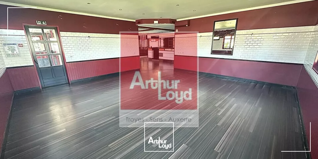 Local Commercial de 330 m² à louer à La Chapelle-Saint-Luc (Aube). Ancien restaurant avec terrasse, parking et visibilité