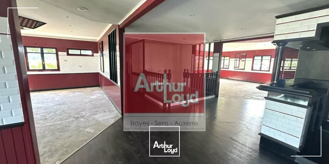Local Commercial de 330 m² à louer à La Chapelle-Saint-Luc (Aube). Ancien restaurant avec terrasse, parking et visibilité