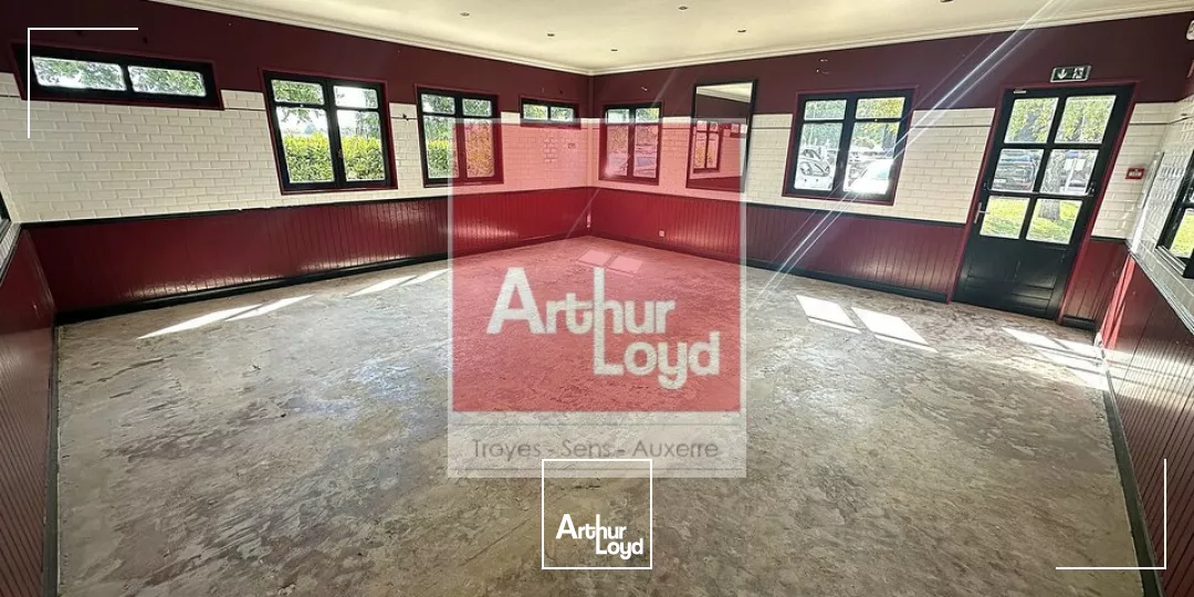 Local Commercial de 330 m² à louer à La Chapelle-Saint-Luc (Aube). Ancien restaurant avec terrasse, parking et visibilité