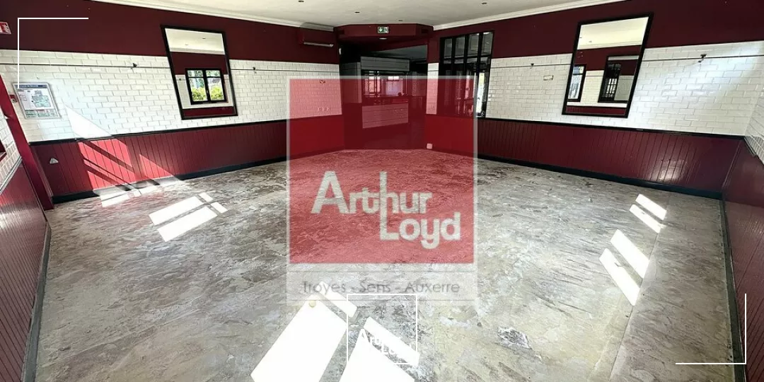 Local Commercial de 330 m² à louer à La Chapelle-Saint-Luc (Aube). Ancien restaurant avec terrasse, parking et visibilité