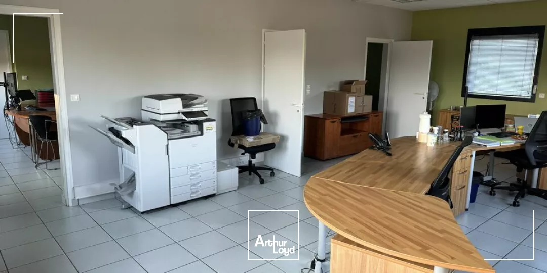 VENDRENNE  ENSEMBLE DE BUREAUX AVEC TERRAIN CONSTRUCTIBLE À LA VENTE