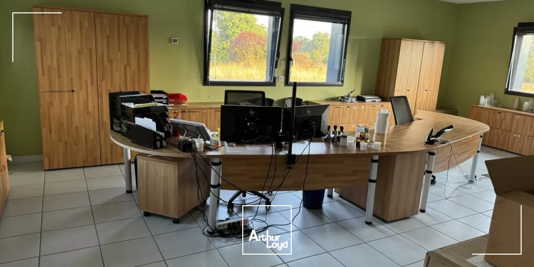 VENDRENNE  ENSEMBLE DE BUREAUX AVEC TERRAIN CONSTRUCTIBLE À LA VENTE