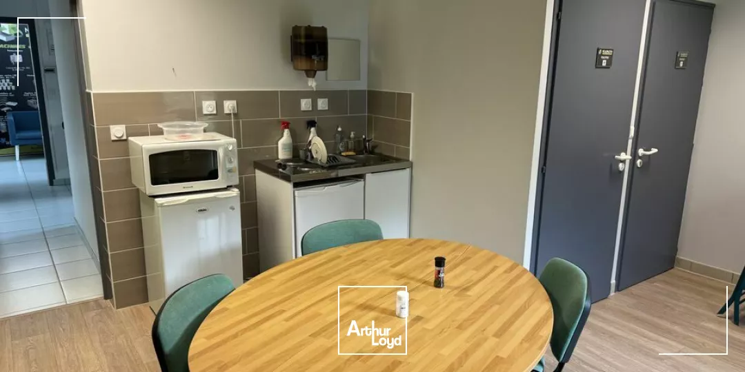 VENDRENNE  ENSEMBLE DE BUREAUX AVEC TERRAIN CONSTRUCTIBLE À LA VENTE