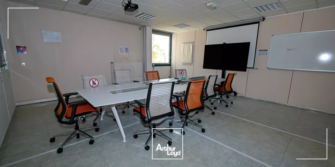 A LOUER SURFACE DE BUREAUX - Z.A. DE SENLIS