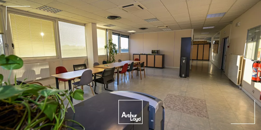 A LOUER SURFACE DE BUREAUX - Z.A. DE SENLIS