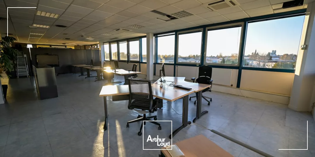 A LOUER SURFACE DE BUREAUX - Z.A. DE SENLIS