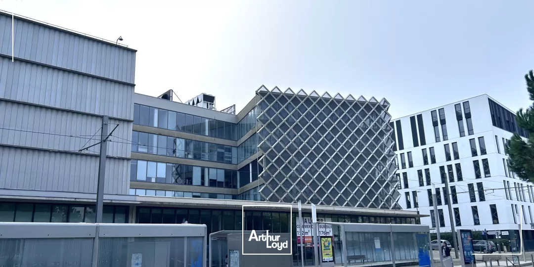 Deux locaux commerciaux divisibles avec beau linéaire de vitrine à louer à Lormont