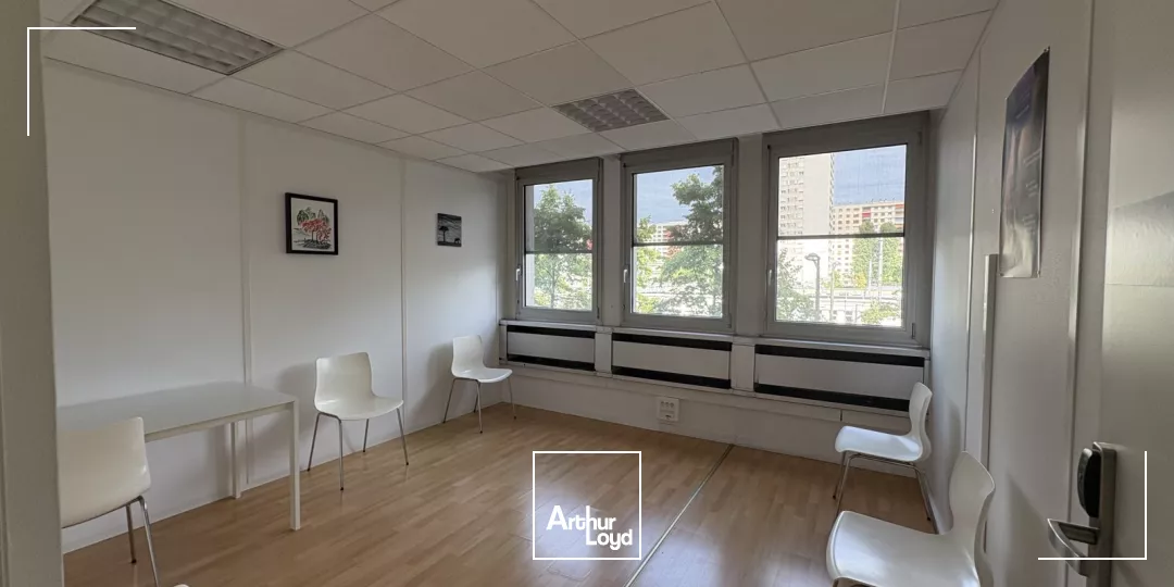 Plateau de bureaux au pied de la gare d'Orléans - A VENDRE 287 m2 (lumineux et accessible aux personnes à mobilité réduite) !!