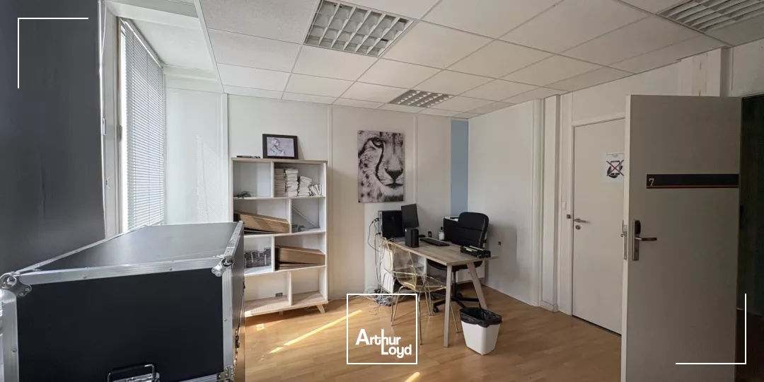 Plateau de bureaux au pied de la gare d'Orléans - A VENDRE 287 m2 (lumineux et accessible aux personnes à mobilité réduite) !!