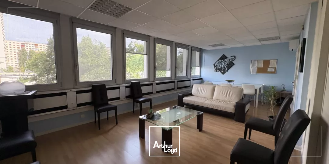 Plateau de bureaux au pied de la gare d'Orléans - A VENDRE 287 m2 (lumineux et accessible aux personnes à mobilité réduite) !!