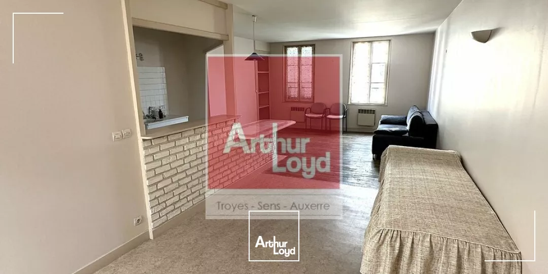 Immeuble à vendre avec local commercial - Troyes Centre-ville place de la Mairie