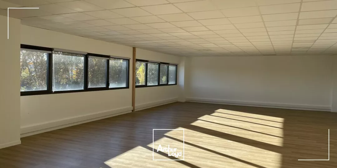 À louer - Cellule d'activité de 1 408 m² avec bureaux, quai et aire de manuvre - Parc neuf certifié à Graveson