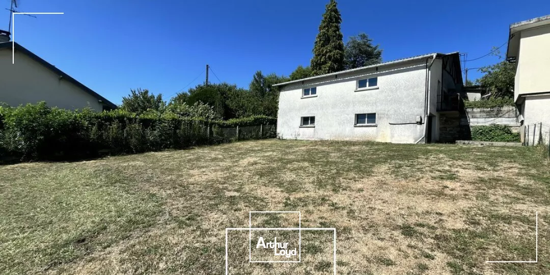 Local Industriel/Stockage 220 m² avec Deux Garages et Sous-Sol