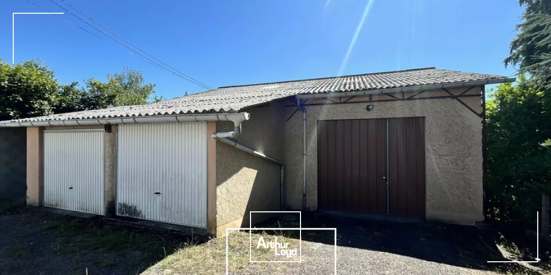 Local Industriel/Stockage 220 m² avec Deux Garages et Sous-Sol