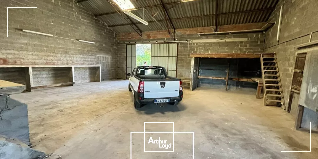 Local Industriel/Stockage 220 m² avec Deux Garages et Sous-Sol