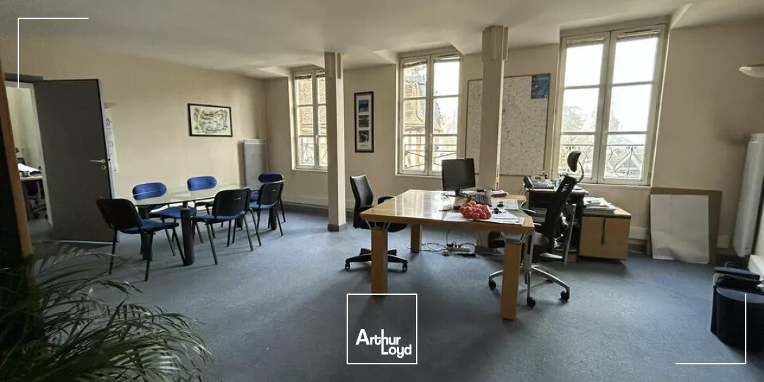 A LOUER - LOCAL COMMERCIAL / BUREAUX - PLACE DU MARCHÉ - CENTRE VILLE DE POITIERS