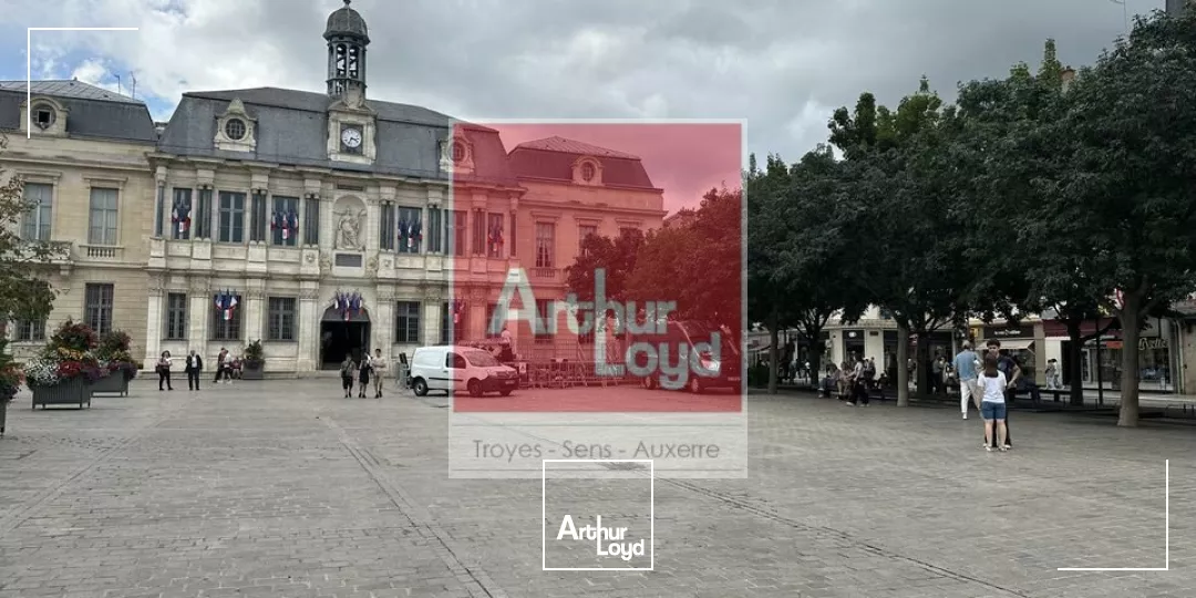 Immeuble à vendre avec local commercial - Troyes Centre-ville place de la Mairie