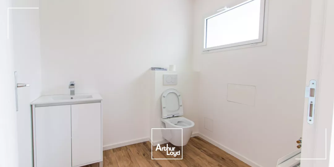 BUREAUX - LOCAUX PROFESSIONNELS - À LOUER - LA BAULE - 72 m2 - JARDIN PRIVATIF